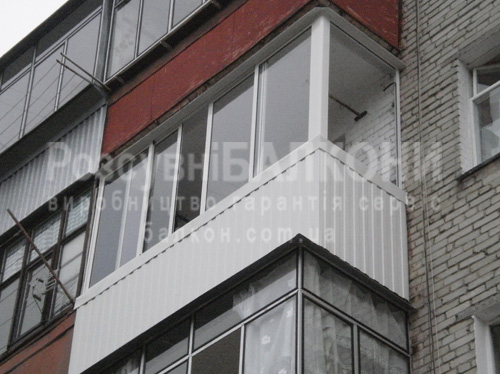 Балкон Г-образный | выравнивание и укрепление перил, обшивка перил снаружи | 4 раздвижных окна, глухое окно