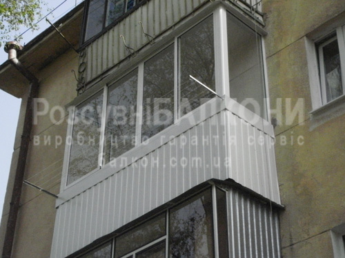 Балкон П-образный | выравнивание и укрепление перил, обшивка перил снаружи | 4 раздвижных окна, глухое окно