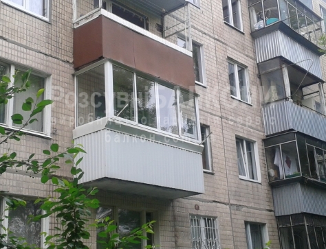 Балкон П-образный | выравнивание и укрепление перил, обшивка перил снаружи | 4 раздвижных окна, глухое окно | вынос вперед