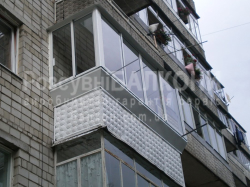 Балкон П-образный | выравнивание и укрепление перил | 4 раздвижных окна, 2 раздвижных окна | выступ вперед и в сторону